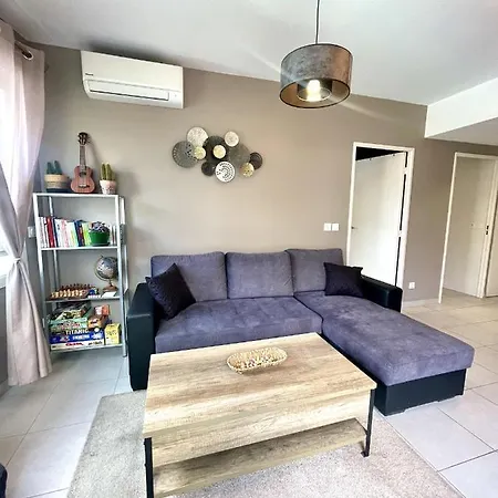 Apartment Tres Bel Dans Avec Piscine A 5min Des Plages De Loubet. *